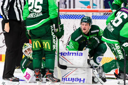 Färjestads målvakt Dominik Furch och Adam Ginning