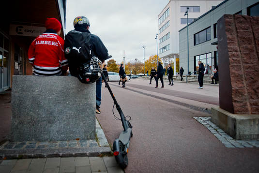 Två ungdomar med Örebrotröjor kollar när