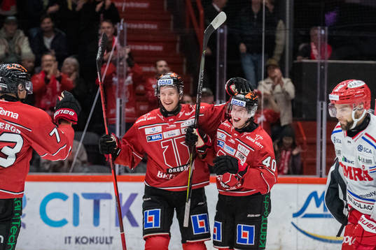 Örebros Elias Ekström jublar med Gustav Backström