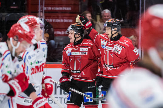 Örebros Kristian Näkyvä jublar med med Gustav Backström