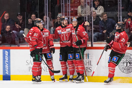 Örebros Rasmus Rissanen jublar med lagkamrater