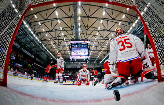 Örebros Elias Ekström gör 1-0 och jublar med Nick Ebert