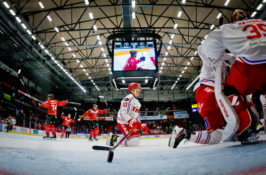 Örebros Elias Ekström gör 1-0 och jublar med Nick Ebert