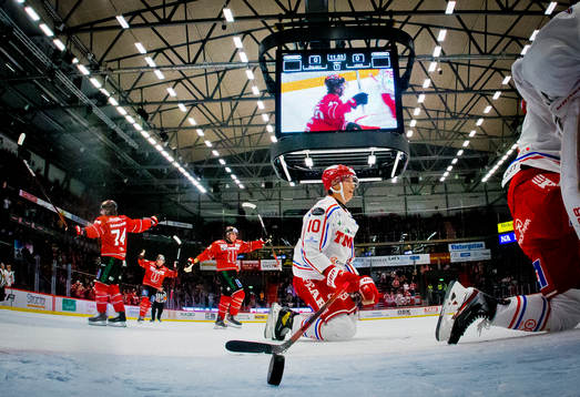 Örebros Elias Ekström gör 1-0 och jublar med Nick Ebert