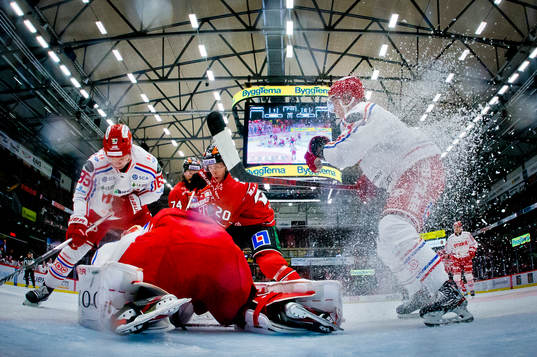Örebros Miikka Salomäki och Timrås målvakt Sami