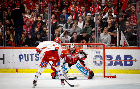 Timrås Erik Walli Walterholm fri med Örebros målvakt