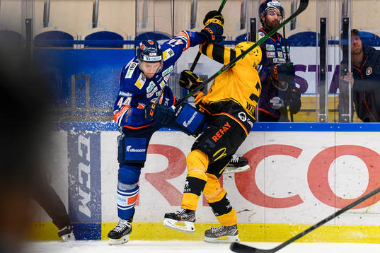 Växjös Peter Andersson tacklar Skellefteås Adam Wilsby