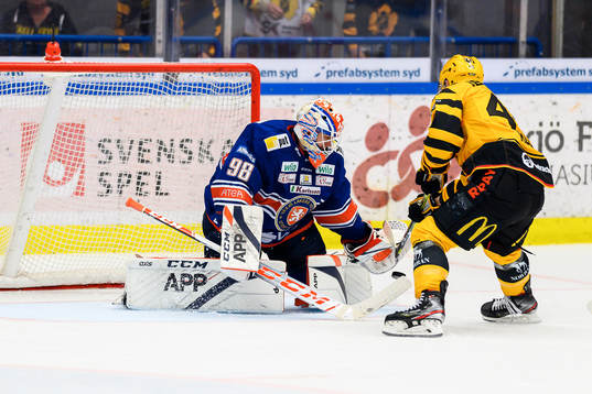 Växjös målvakt Janis Kalnins och Skellefteås Oscar