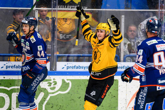 Skellefteås Linus Karlsson jublar och Växjös Peter