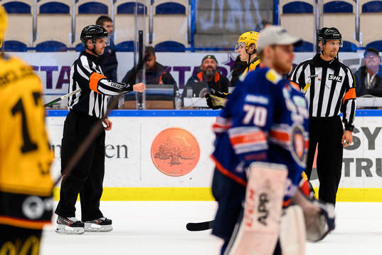Domare Patric Bjälkander och Domare Andreas Harnebring