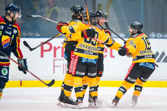 Luleås Vilmos Gallo jublar med lagkamrater