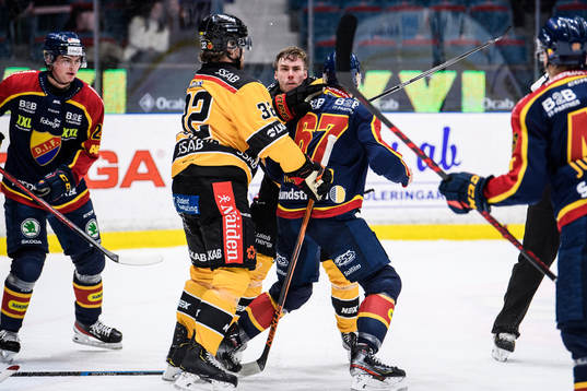 Luleås Fredrik Styrman och Djurgårdens Peter Holland i