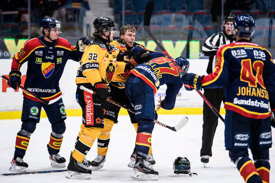 Luleås Fredrik Styrman och Djurgårdens Peter Holland i