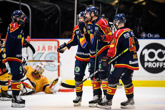 Djurgårdens Ludvig Rensfeldt jublar med lagkamrater