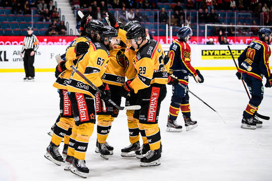 Luleås Linus Omark jublar med lagkamrater