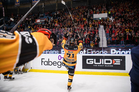 Luleås Linus Fröberg jublar