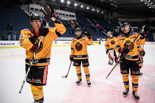 Luleås Radek Muzik och Jonathan Andersson jublar