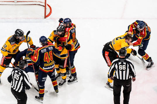 Luleås Fredrik Styrman och Djurgårdens Peter Holland