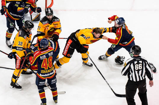 Luleås Fredrik Styrman och Djurgårdens Peter Holland