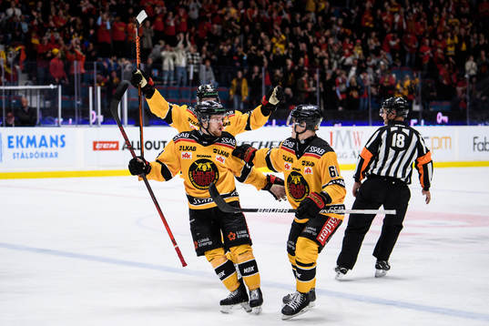 Luleås Brendan Shinnimin jublar med Julius Honka
