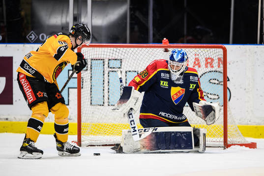 Luleås Pontus Andreasson och Djurgårdens målvakt Mantas
