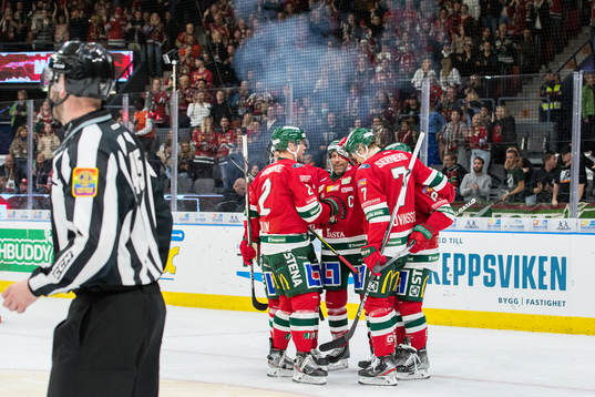 Frölundas Max Friberg jublar med lagkamrater