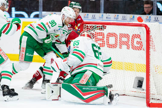 Frölundas Max Friberg gör 1-0 på Rögles målvakt