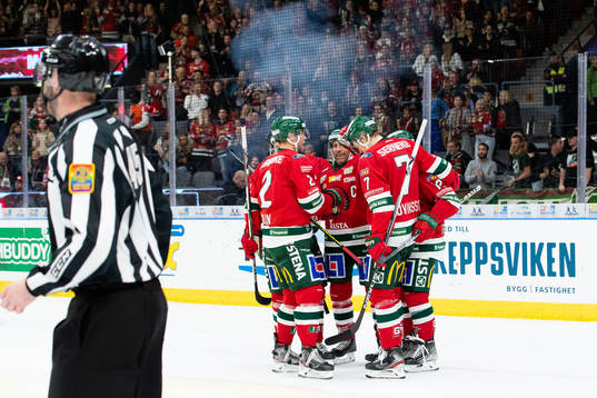 Frölundas Max Friberg jublar med lagkamrater