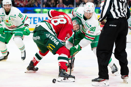 Frölundas Johan Sundström tekar mot Rögles Ted Brithén