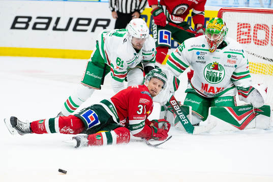 Rögles Ludvig Larsson och målvakt Christoffer Rifalk mot