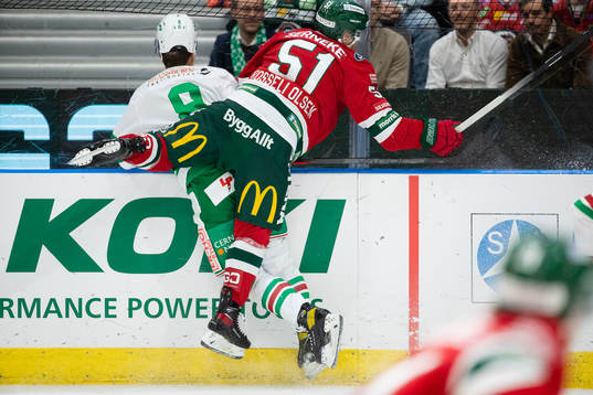 Frölundas Mats Rosseli Olsen  tacklar Rögles Samuel
