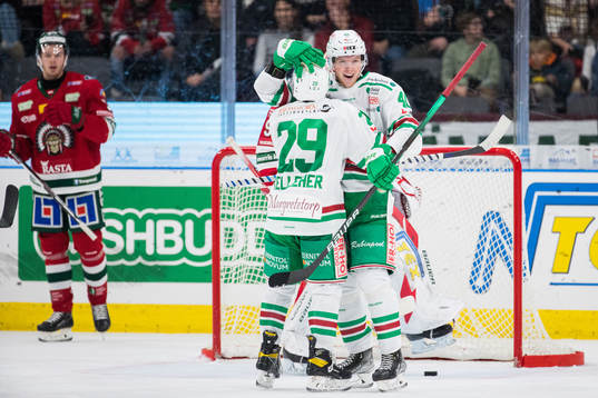 Rögles Oskar Stål Lyrenäs jublar med Tyler Kelleher