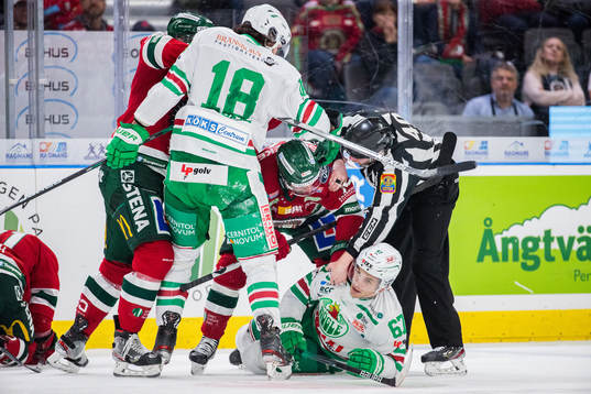 Frölundas Patrik Carlsson i diskussion med Rögles Leon
