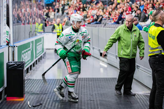 Rögles Leon Bristedt lämnar isen