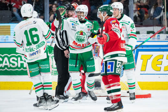Rögles Ludvig Larsson jublar ihop med lagkamrater