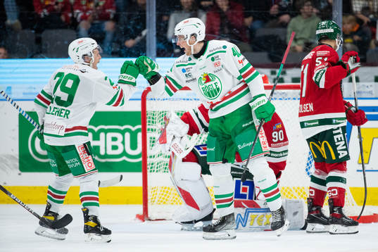 Rögles Oskar Stål Lyrenäs jublar ihop med Tyler Kelleher