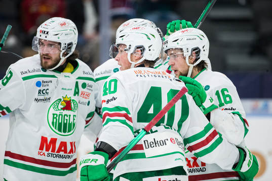Rögles Lucas Ekeståhl-Jonsson jublar med Dennis Everberg