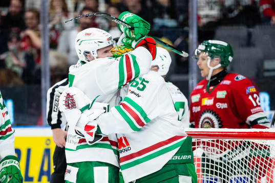 Rögles Erlend Lesund och målvakt Christoffer Rifalk jublar