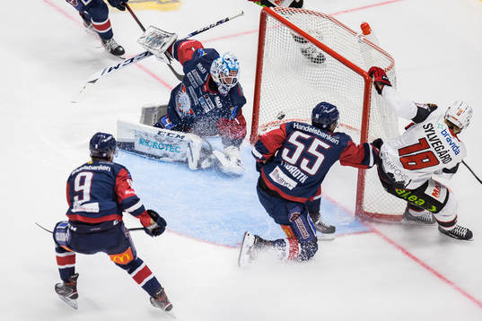 Malmö Redhawks Marcus Sylvegård gör 0-1 bakom