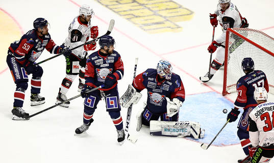 Spel framför Linköpings målvakt David Rautio