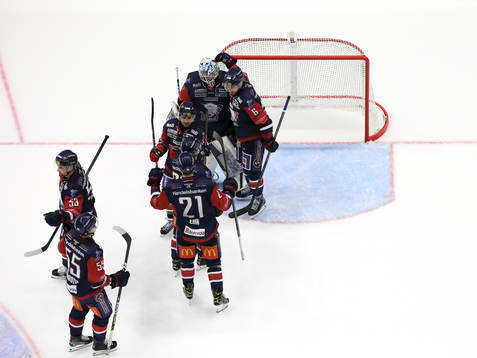 Linköpings spelare tackar målvakt David Rautio