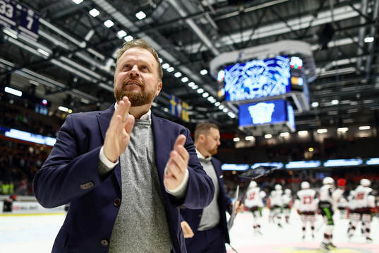 Linköpings tränare Klas Östman jublar och Malmö