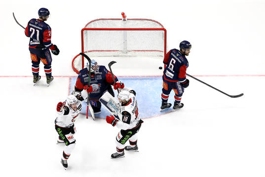 Malmö Redhawks Kalle Östman jublar
