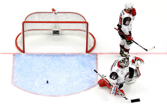 Malmö Redhawks målvakt Oscar Alsenfelt och Lance Bouma