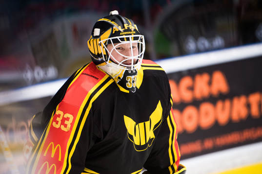 Västerås målvakt Linus Ryttar innan ishockeymatchen i