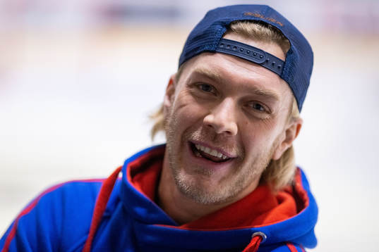 Björklövens Olle Liss innan ishockeymatchen i