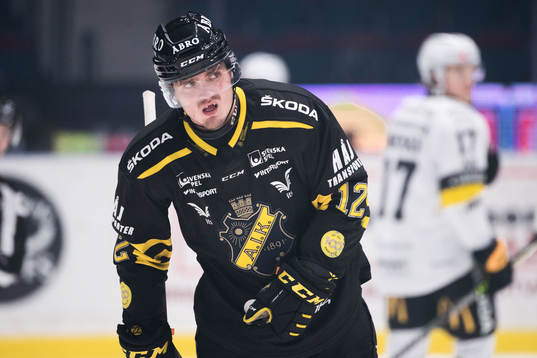 s Max Lindholm deppar