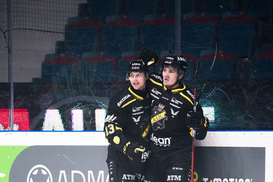 s Axel Wemmenborn och Max Lindholm jublar