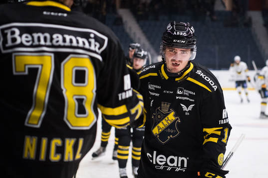 s Max Lindholm jublar