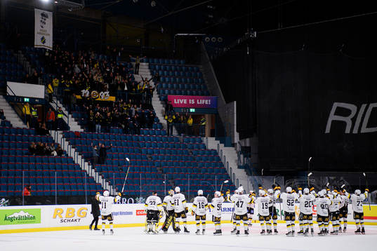 Västerås spelare jublar med supportar